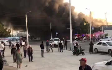 В одном из торговых комплексов Навои произошел крупный пожар