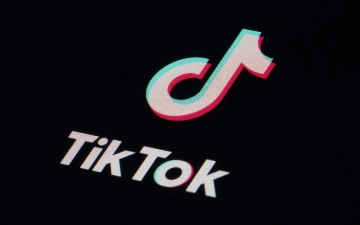 Новый бьюти-тренд: в TikTok мужчины сбривают ресницы