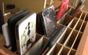 В школах Ташкента снова начали проверять телефоны учеников