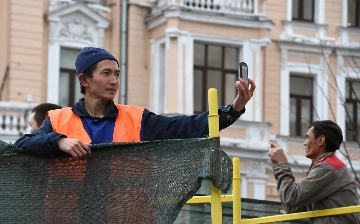 В России мигрантам хотят запретить иметь более одного номера телефона