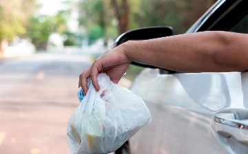 В Узбекистане хотят увеличить штрафы за выброс мусора из авто