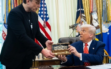 Золотой ключ и синяк: как прошла прощальная пресс-конференция Трампа с Маском