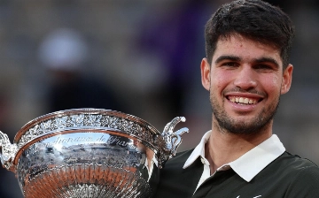 Алькарас победил Синнера в финале «Ролан Гаррос», уступая после двух партий