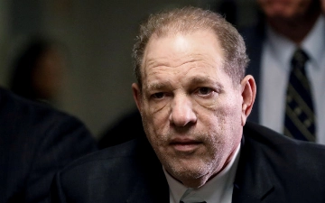 Американского продюсера Харви Вайнштейна повторно признали виновным в изнасиловании