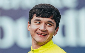 Абдукодир Хусанов спел песню перед одноклубниками за ужином во время КЧМ — видео