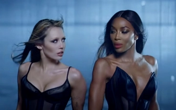 Наоми Кэмпбелл снялась в новом клипе Майли Сайрус