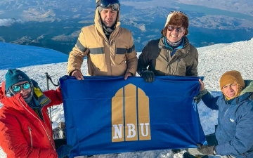 Сотрудник НБУ при восхождении водрузил флаг банка на вершине горы Арарат 