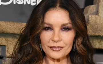 Кэтрин Зету-Джонс заподозрили в пластической операции