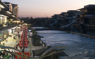 В Ташкенте подросток утонул в канале, пытаясь достать кепку