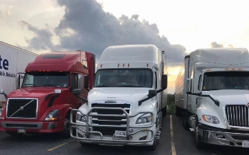 США приостановили выдачу рабочих виз иностранным дальнобойщикам