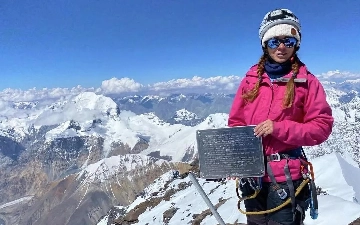 В Кыргызстане приостановили поиски российской альпинистки, застрявшей на пике Победы