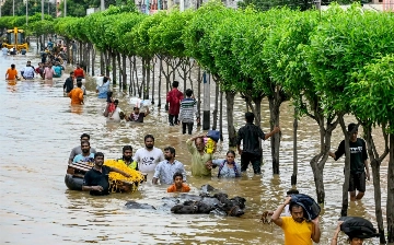 Число жертв наводнений и оползней в Индии превысило 300