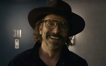 Вышел трейлер новой комедии Брэдли Купера Is This Thing On?