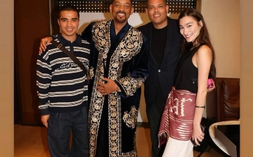 Узбекская супермодель Vazira John и блогер Саидазим Ризаев подарили чапан и тюбетейку Уиллу Смиту