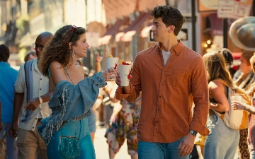 Netflix показал трейлер экранизации бестселлера «Отпуск на двоих»