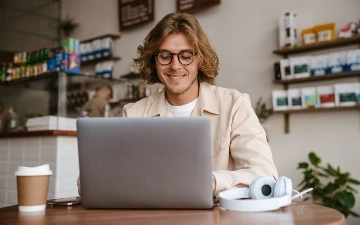 Фейлвотчинг: как зумеры борются со стрессом на работе, наблюдая за чужими ошибками