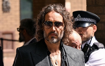 Новые обвинения в изнасиловании предъявлены британскому комику Расселу Брэнду