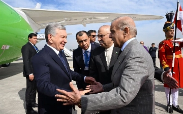 Как Шавката Мирзиёева встретили в Исламабаде