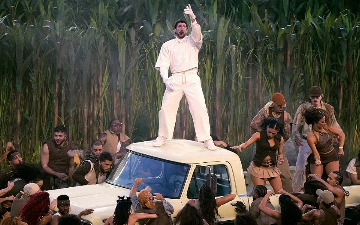 Bad Bunny сделал политическое шоу в перерыве Супербоула 