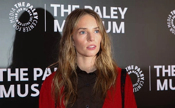 Актриса из «Очень странных дел» Майя Хоук вышла замуж