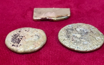 Спрятал в обуви: мужчина пытался незаконно ввезти в Узбекистан золотые слитки