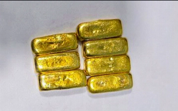 В Андижане задержали мать и дочь, пытавшихся незаконно вывезти золотые слитки