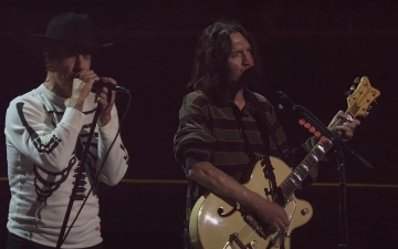 В фильме о Red Hot Chili Peppers использовали ИИ для «оживления» голоса гитариста