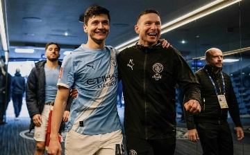 «Быстрый, при этом так спокоен, умно обороняется». Ассистент Гвардиолы расхвалил Хусанова после разгрома «Ливерпуля»