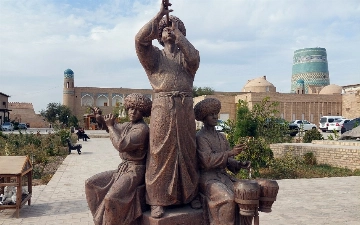 Хивинский суд оштрафовал девушку за поцелуй памятника