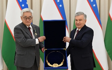 Президент Всемирной федерации таэквондо наградил Шавката Мирзиёева Орденом Славы