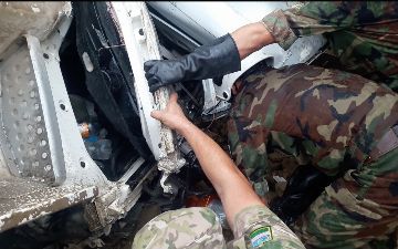 В Узбекистане грузовик слетел с трассы и перевернулся