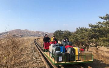 Из-за закрытых границ российские дипломаты покинули Северную Корею, толкая дрезину с детьми