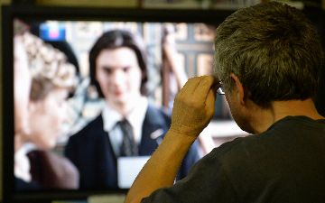 Врач рассказал, как смотреть телевизор без вреда здоровью