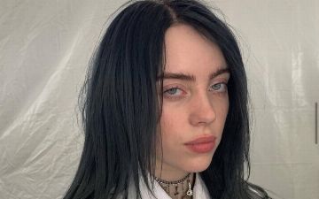 Может себе позволить: фанаты раскрыли стоимость панамки Билли Айлиш