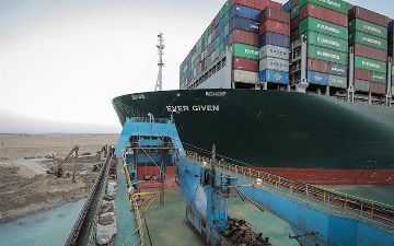 Заблокировавший Суэцкий канал контейнеровоз сняли с мели