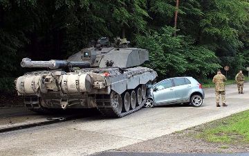 Самые глупые аварии: подводные лодки, скорая помощь и даже танки