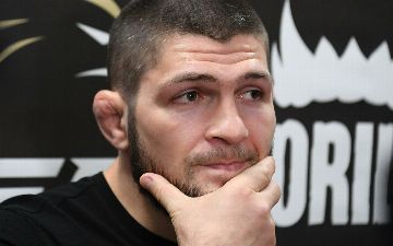 «С тремя я могу справиться. Но если будет четверо, то я подумаю», — Хабиб Нурмагомедов ответил на вопрос о том, заступится ли он за девушку на улице