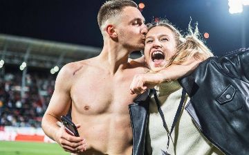 Российский блогер Михаил Литвин сделал предложение своей девушке прямо на стадионе – видео