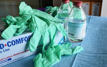 Таиланд передал США использованные перчатки в качестве гуманитарной помощи