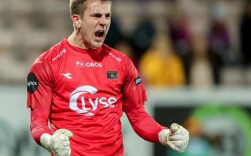 Симулянт года: вратарь симулировал травму, чтобы судья удалил его одноклубника - видео 