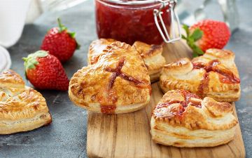 Рецепт вкусных сердечек из слоеного теста с джемом и шоколадом