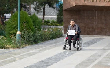 Блогер потребовал отставки главы МВД, выйдя на одиночный пикет — видео