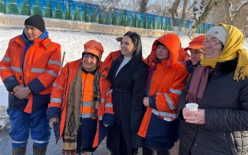 Луиза Расулова раздала еду работникам службы благоустройства, очищавшим улицы от снега 