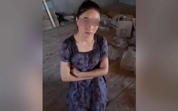 В Бухаре женщина сняла на камеру любовницу мужа, стоящую на коленях (видео)