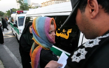 На улицы Ирана вернулась полиция нравов, которую обещали упразднить