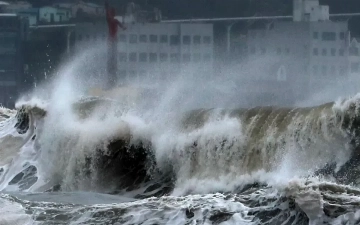В нескольких городах Китая из-за тайфуна отменили сотни рейсов и закрыли школы