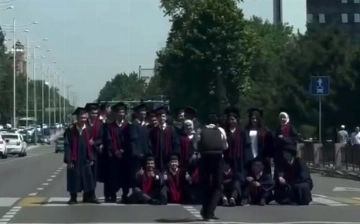 В Ташкенте приняли меры против выпускников, фотографировавшихся на дороге