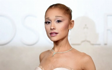 Австралийского фаната депортировали из Сингапура за нападение на Ариану Гранде