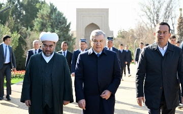 Шавкат Мирзиёев начал поездку в Сурхандарью с посещения мавзолея Хакима Термези