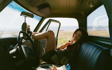 Ру Беннетт отправляется в Мексику в новом трейлере «Эйфория»